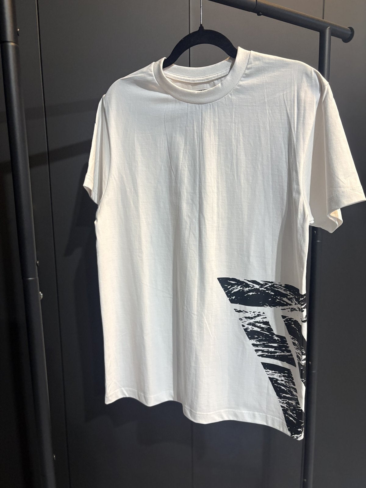 DISTRESSED HEAVYWEIGHT REALM TEE